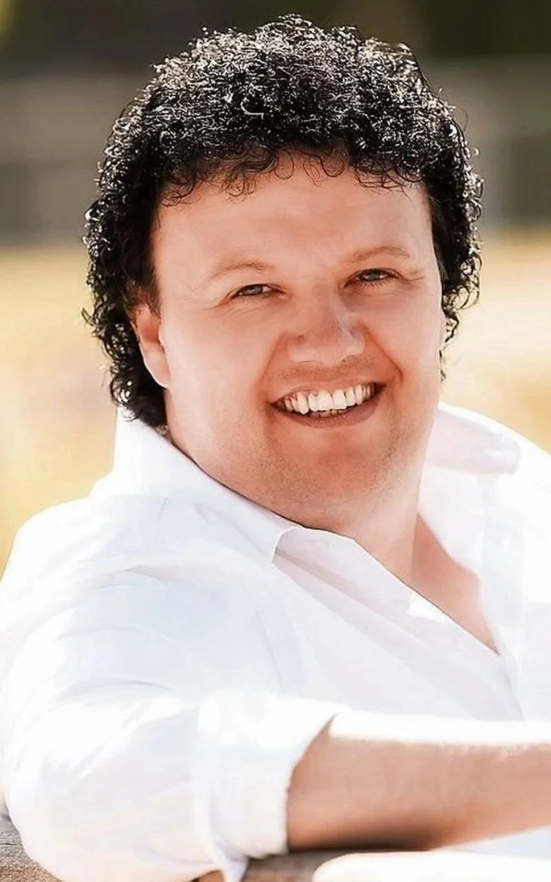 Portretfoto van Chris de Roo, volkszanger uit Emmen